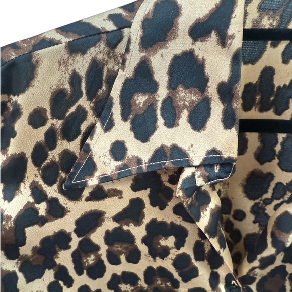 *** Impeccable Vintage Condition. Leopard Print Top with Spread Pointed Collar - Picture 3 of 9